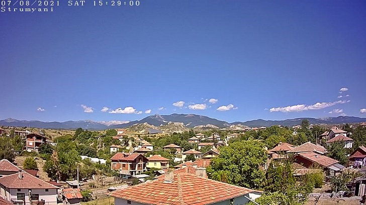 Уеб камера от село Струмяни - център, панорама Пирин планина, връх Синаница (2516 м), времето на живо в област Благоевград, Югозападна България