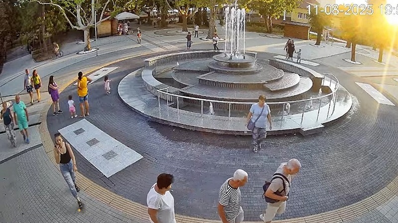 Вършец времето уеб камера Център площад фонтан и парк Слънчева градина, пешеходна улица Любен Каравелов (Алеята на чинарите), kamerite